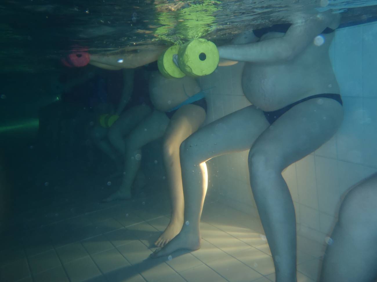 Mujeres embarazadas realizando el programa de ejercicio en piscina. 