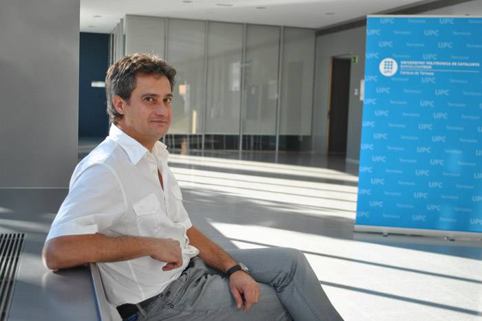 Carles Serrat, investigador del Grupo de Dinámica no Lineal, Óptica no Lineal y Láseres  (DONLL) en el Campus de la UPC en Terrassa.