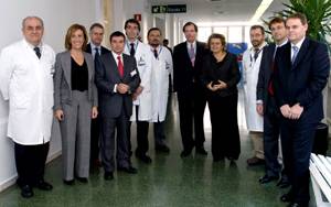 La Consellera de Salut Maria Geli y representantes de Siemens y del Hospital Clínic de Barcelona, momentos después de la presentación del acuerdo de colaboración.
