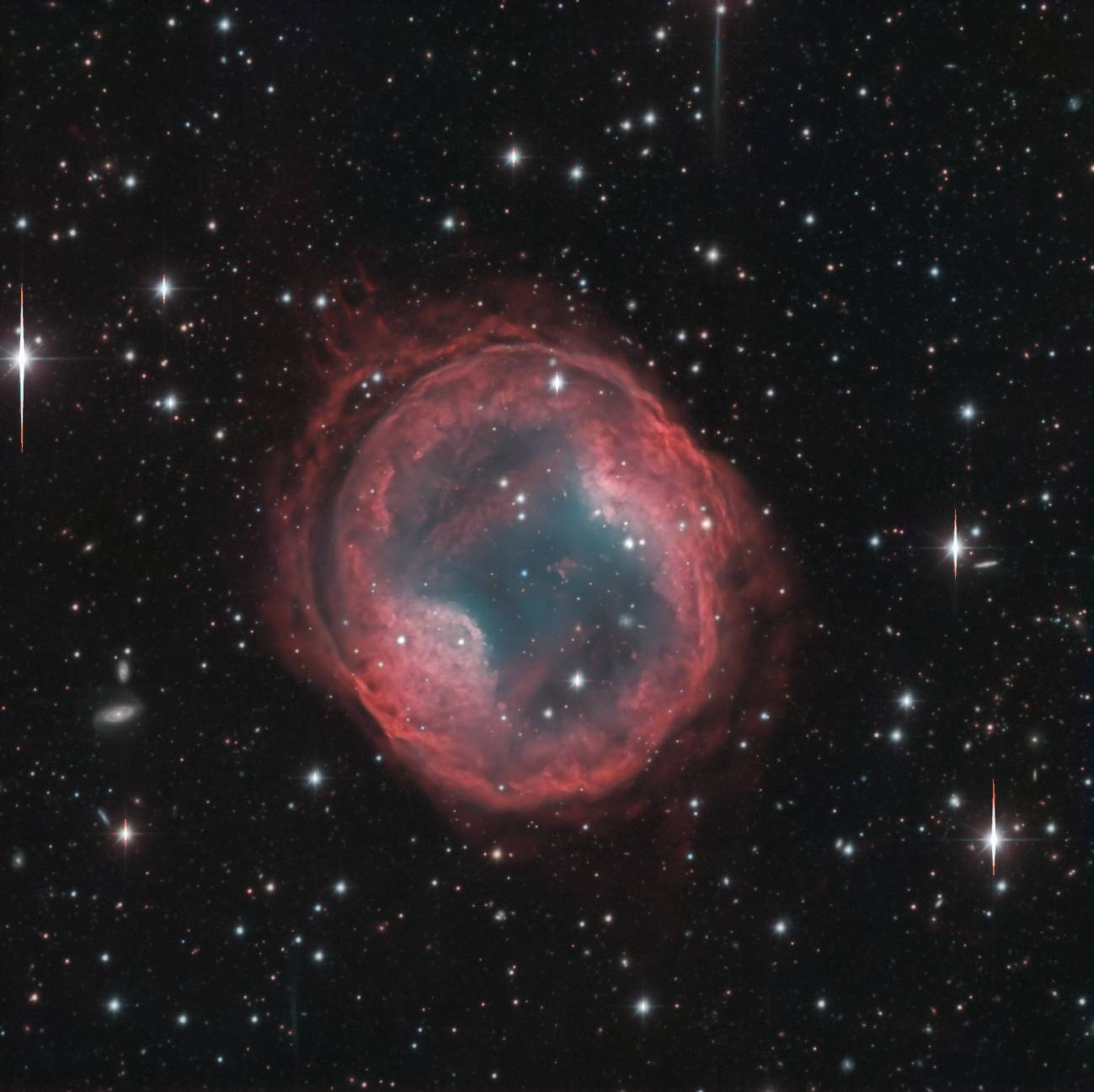 Imagen de la nebulosa planetaria PK164+31.1 de la Galería Documental de Astrofotografía de Calar Alto. Fundación Descubre / CAHA / OAUV / DSA, Vicent Peris (OAUV), Jack Harvey (SSRO). 