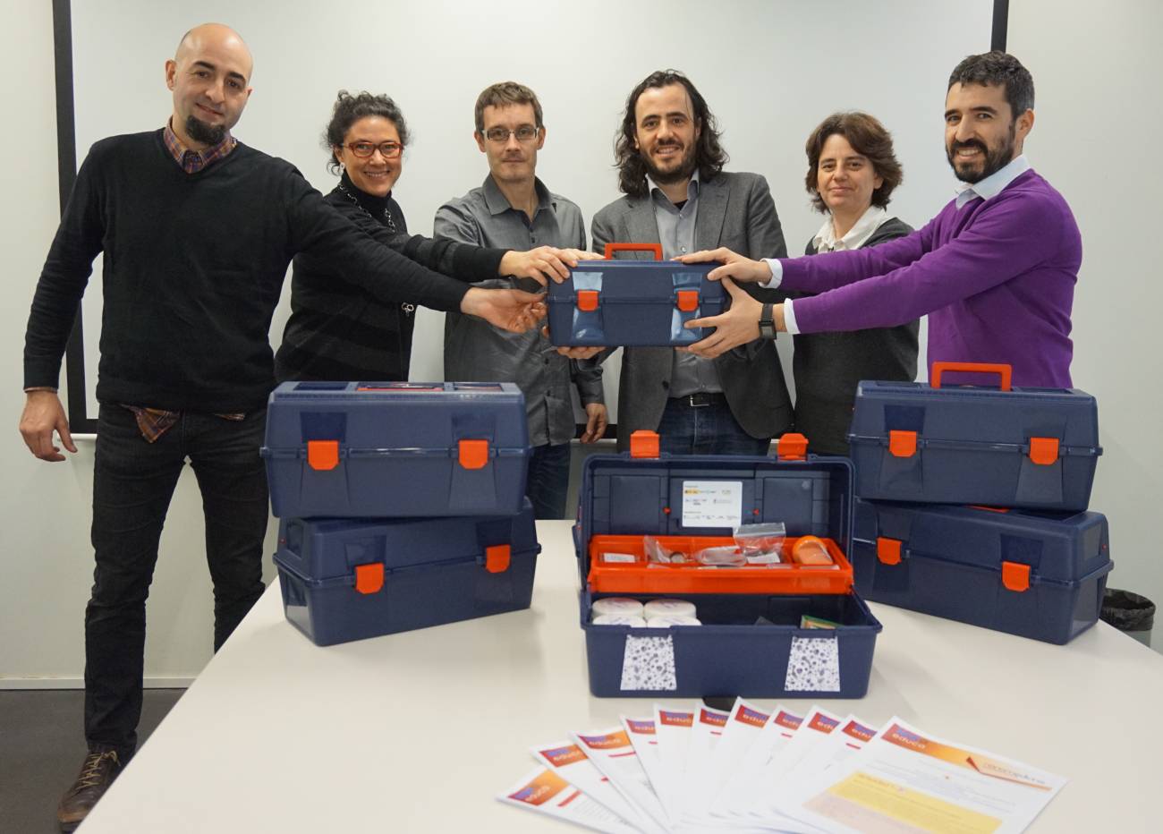 El equipo de NanoEduca entrega los primeros NanoKits al CESIRE de la Generalitat de Catalunya