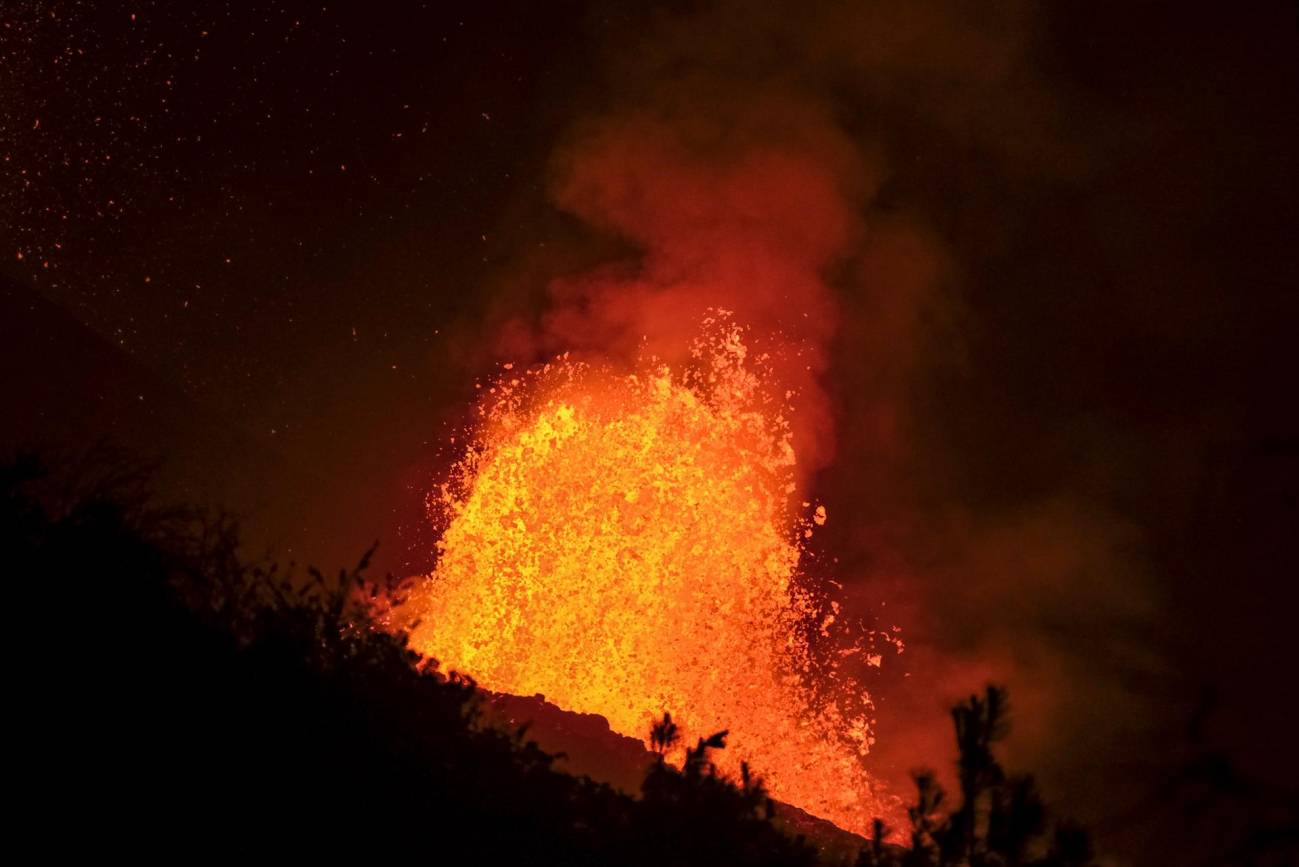 Lava sale de cono del volcán Cumbre Vieja
