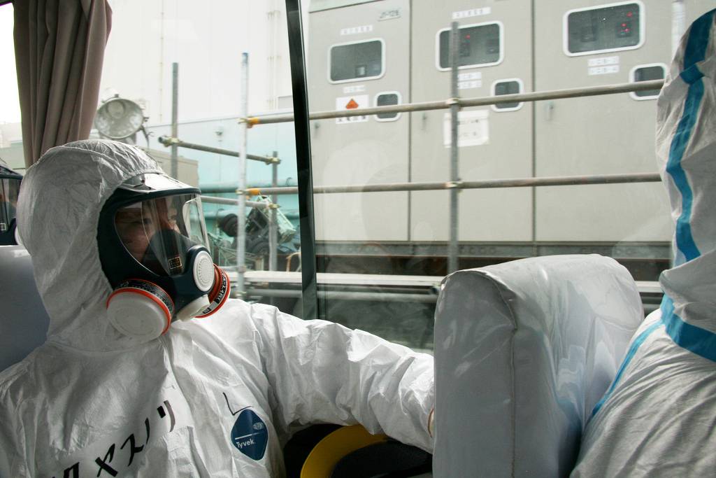 Tácnicos se preparan para entrar en un reactor de la central de Fukushima. /Giovanni Verlini (IAEA)