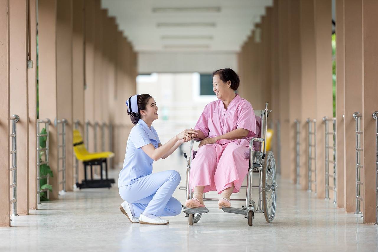 mujer en silla de ruedas en un hospital