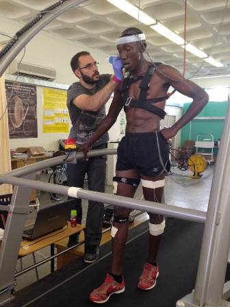 El doctor Jordan Santos-Concejero realizando una prueba a un atleta keniano