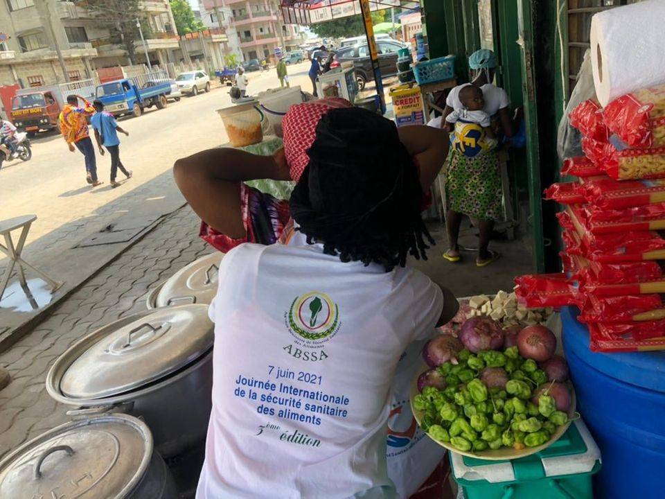 Varias personas en un puesto de comida en Benín