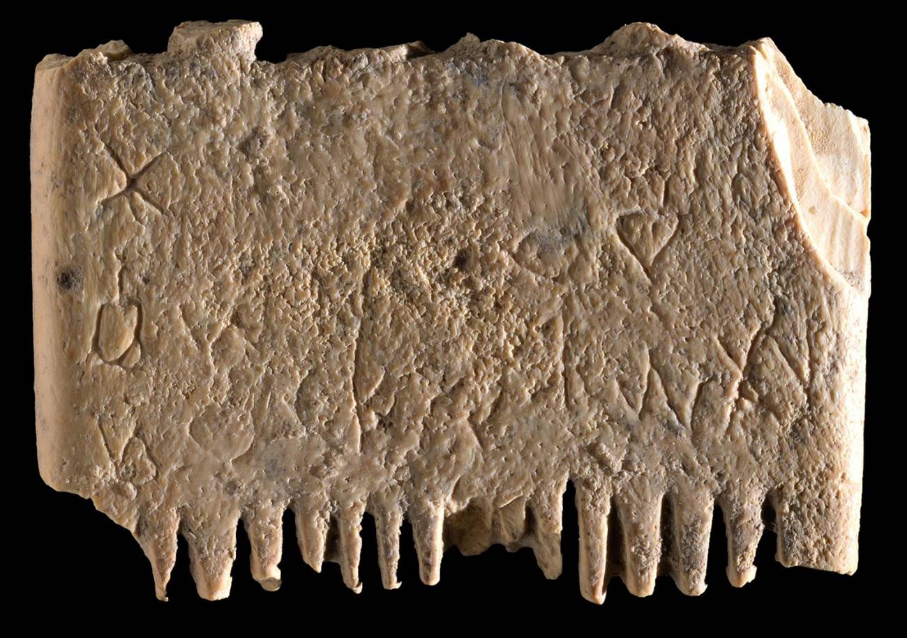 Imagen del peine de marfil con la inscripción en cananeo