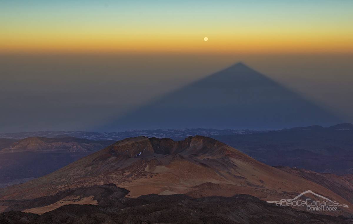  El crater de Pico Viejo con la sombra del Teide y la luna llena. / Daniel López