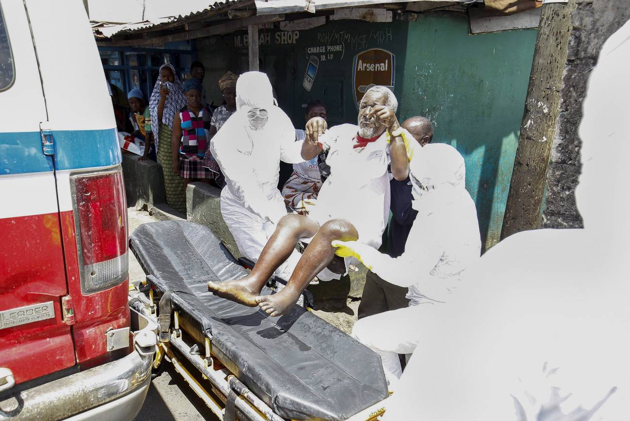 La UE pide 40.000 voluntarios y 5.000 camas en los países afectados por ébola. En la imagen, un equipo médico transporta a un paciente en Liberia. EFE / Archivo