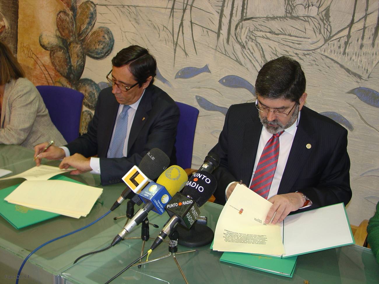 Rafael Rodrigo (izquierda) y Ángel Penas firman el convenio de creación del Instituto Mixto de Investigación en Ganadería de Montaña.