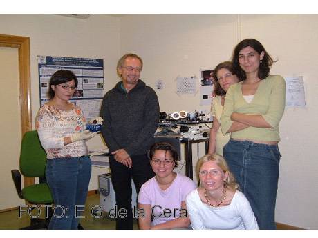 La investigadora Elena García de la Cera, sentada a la izquierda, junto con algunos de los científicos que han colaborado en el estudio.