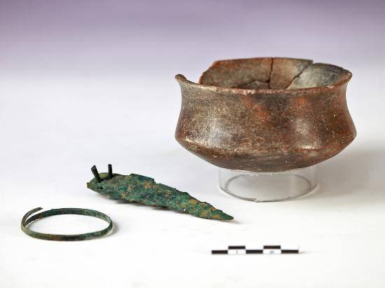 Ajuar encontrado por los investigadores de la UGR en la sepultura número 6 del yacimiento arqueológico del Cerro de San Cristóbal de Ogíjares (Granada). (UGRDIVULGA). 