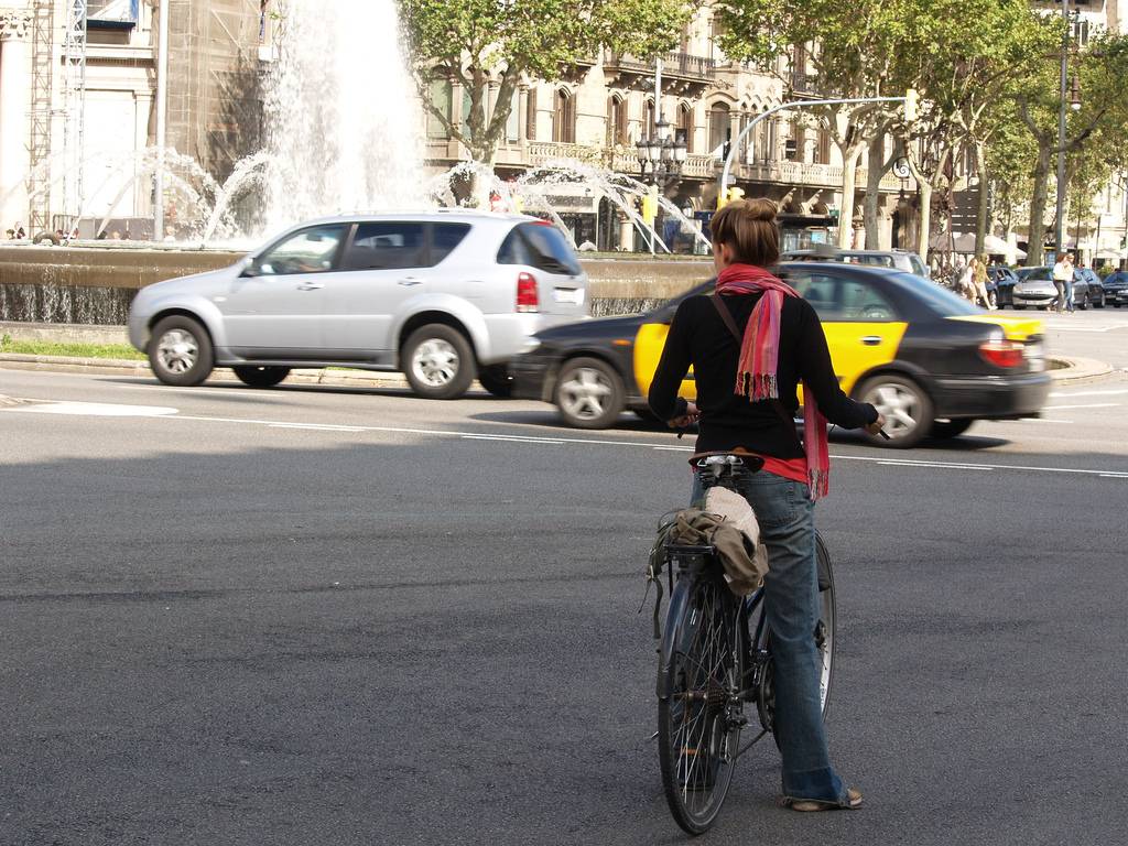 Una ciclista por las calles de Barcelona / JH de Rojas