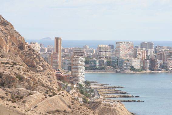Imagen de la costa y sus edificios. Alicante.