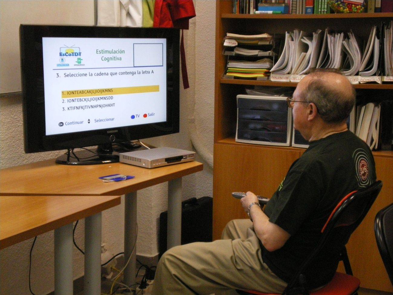 Paciente de Parkinson utilizando la aplicación de estimulación cognitiva en la Asociación de Parkinson de Madrid. Foto: Carolina García Vázquez.