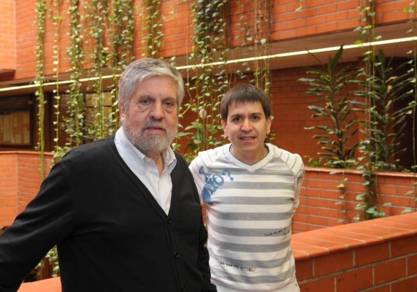 De izquierda a derecha, los investigadores Adolfo de Sostoa y Alberto Maceda en la Facultad de Biología de la UB.
