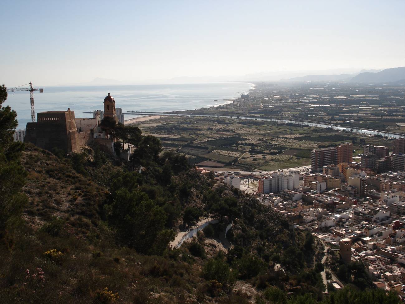Vista de Alarcón con su castillo y el embalse de Enchideros. / Wikipedia