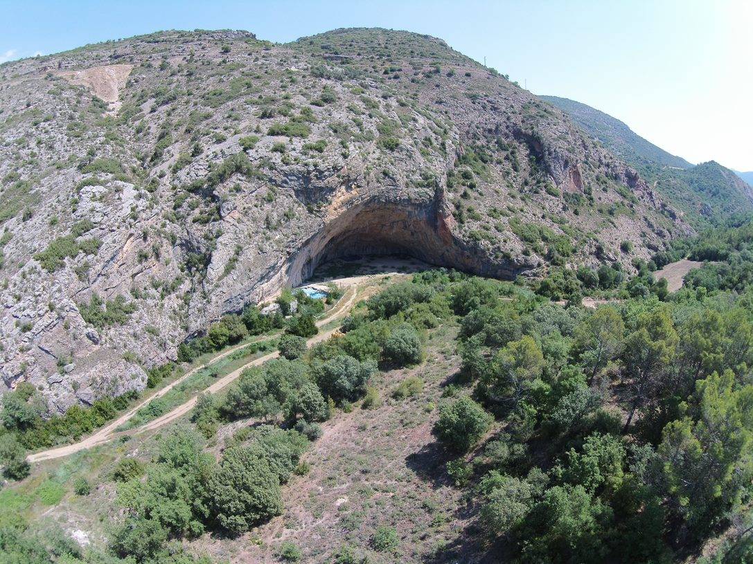 Vista general del yacimiento de Cova Gran (Les Avellanes-Santa Linya, Noguera, Lleida).