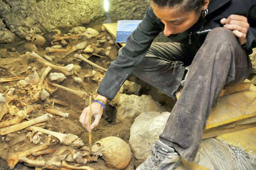Trabajos de excavación en la cueva El Mirador, con la arqueóloga Elena Moreno al frente. / IPHES