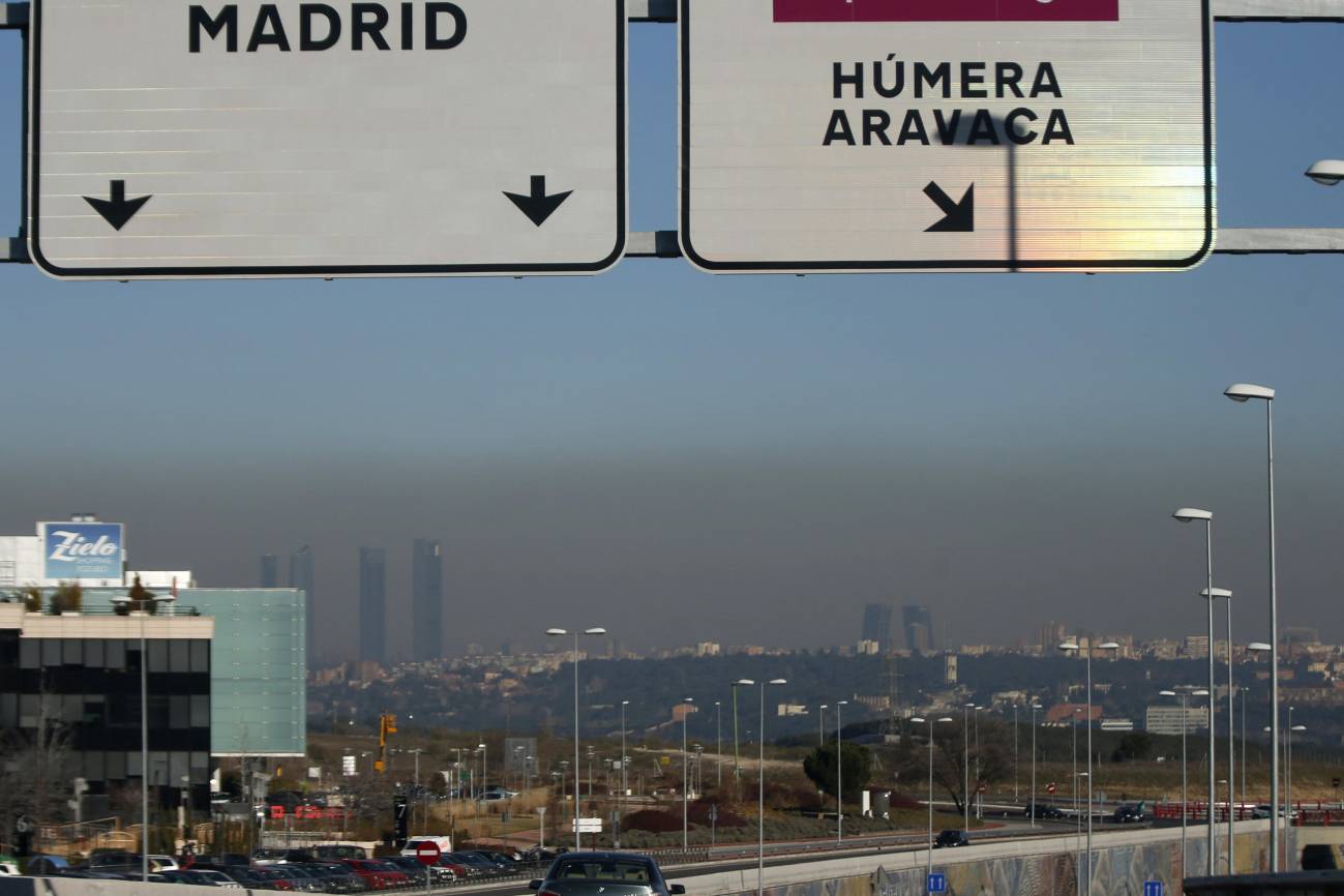 Vista desde Pozuelo de la ciudad de Madrid, en la que se aprecia la nube de contaminación que cubre la capital española. / Efe
