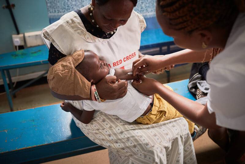 vacunación en un centro sanitario de Kenia