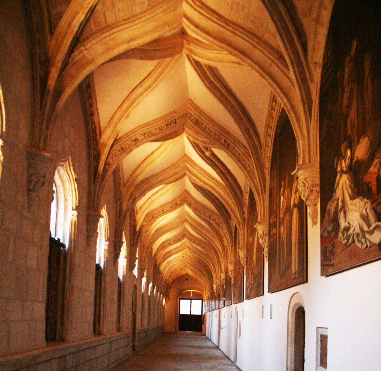 Claustro del monasterio de Santa María de El Paular con las obras de Vicente Carducho / Tamorlan.