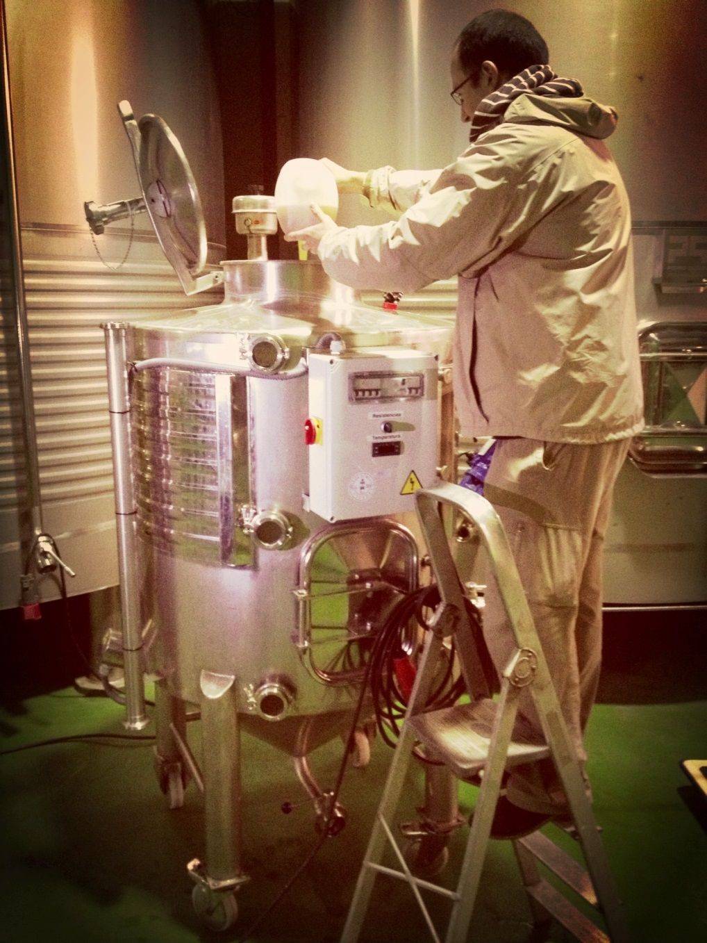 Preparación de la levadura en un fermentador diseñado por el grupo enotecUPM y Bodegas Comenge. Fuente: UPM.