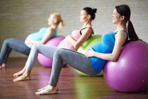 mujeres embarazadas haciendo pilates