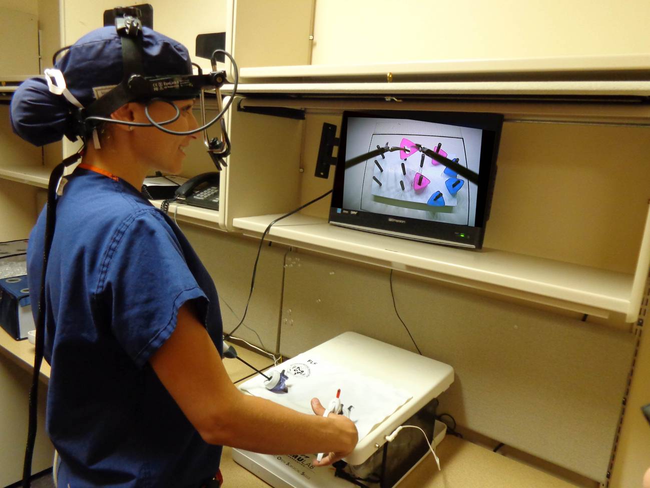 Una cirujana con el eye-tracker (aparato de registro de movimientos oculares) en momentos previos a la realización de la tarea de simulación laparoscópica (UGRdivulga)