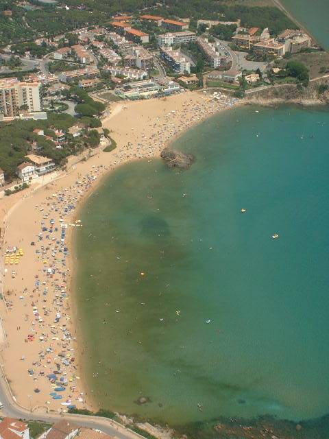 Foto aérea de de una mancha producida por la proliferación de algas, en la Costa Brava. Autor: Jordi Camp, CSIC