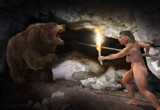 Recreación artística de una mujer neandertal y un oso. / José Antonio Peñas-Sinc.