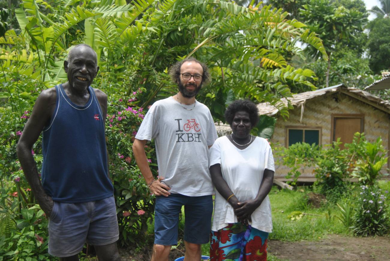 El investigador Gianluca Grimalda con diversos miembros con liderazgo social en la comunidad analizada en Papúa Nueva Guinea. UJI.