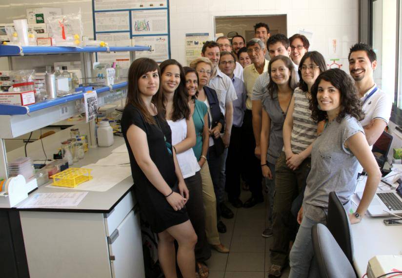 Una imagen del equipo investigador en la Facultad de Biología de la UB