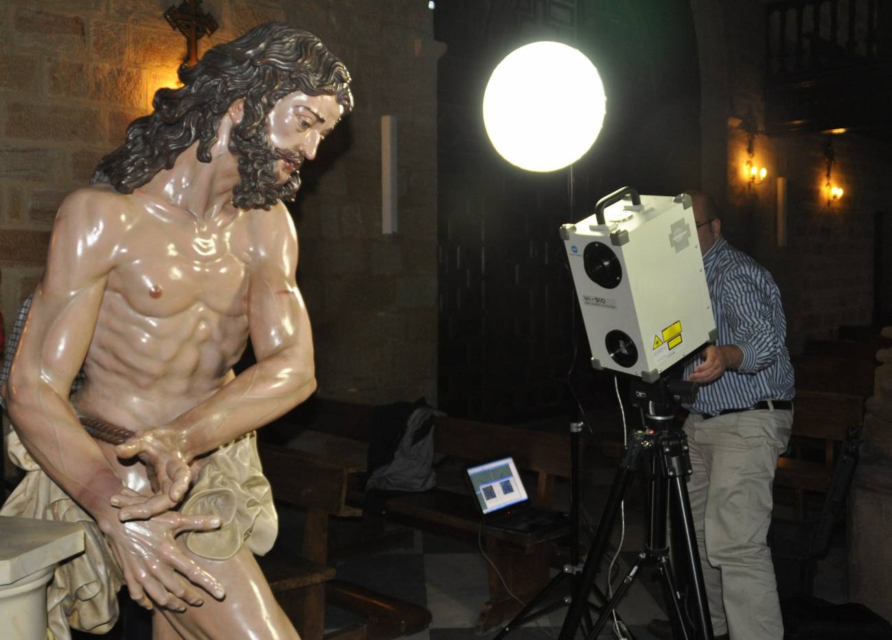 Los científicos escaneando la talla de Nuestro Padre Jesús de la Columna de Linares (Jaén) .