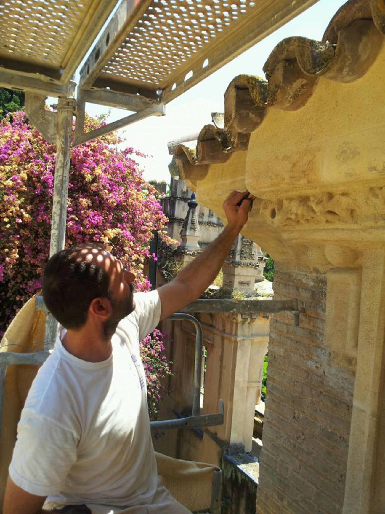 Un restaurador trabaja sobre la fachada del ayuntamiento de Sevilla / Fundación Descubre