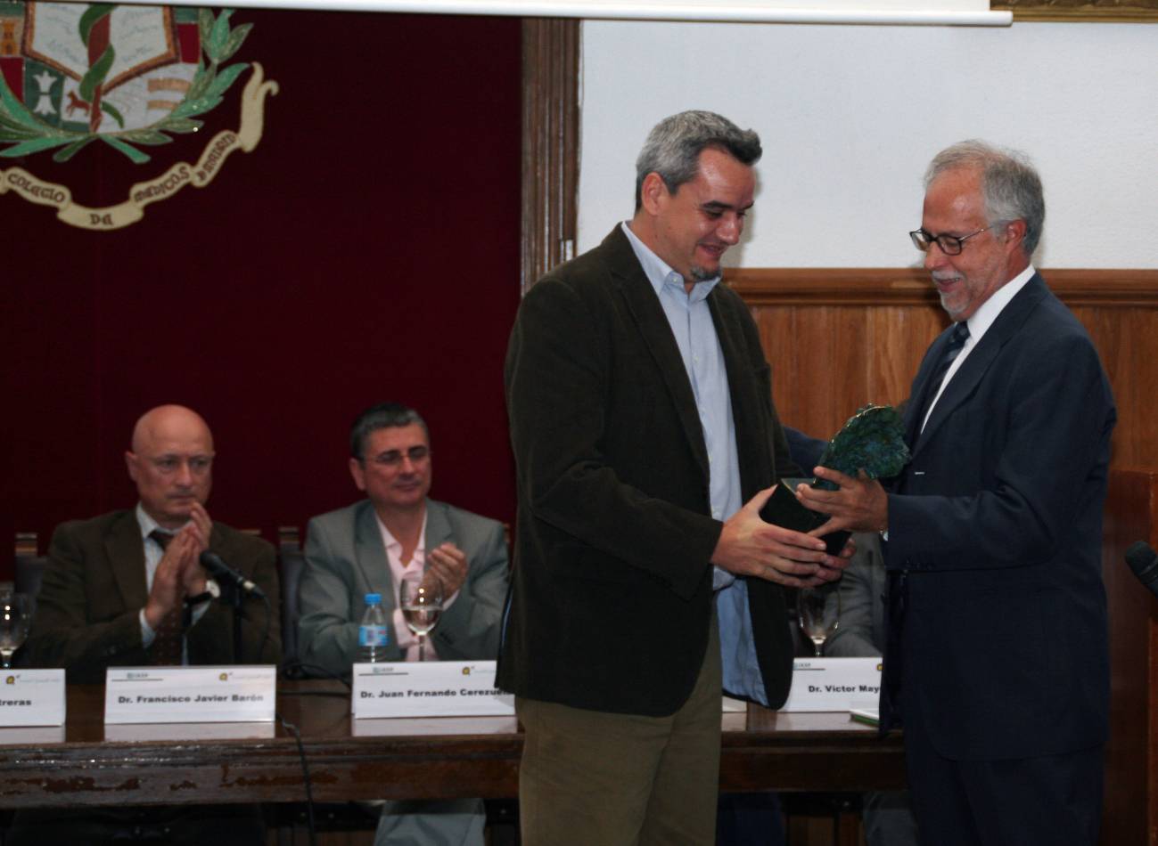 El doctor Cruz Miguel Cendán Martínez, miembro del grupo de investigación “CTS-109-Neurofarmacología del dolor” de la UGR,  recoge el premio otorgado por la Sociedad Española del Dolor (SED). 
