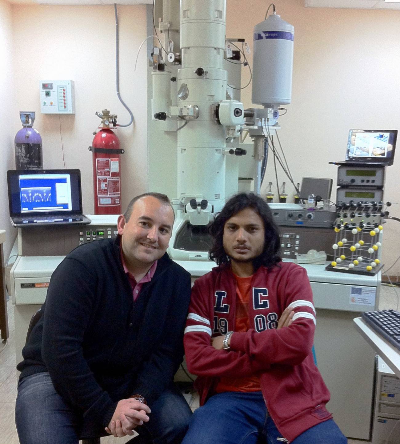 El estudiante de doctorado de nacionalidad hindú, Daniel Carvalho, y su supervisor, el profesor Francisco M. Morales.