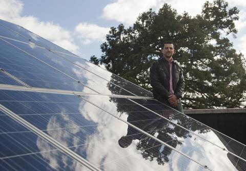 Óscar Barambones junto a los paneles solares de la Escuela de Ingeniería de Vitoria-Gasteiz.