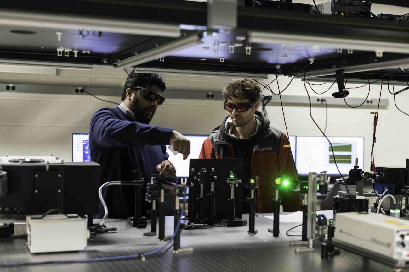 Los investigadores ajustan una matriz láser en su laboratorio de espectroscopia avanzada