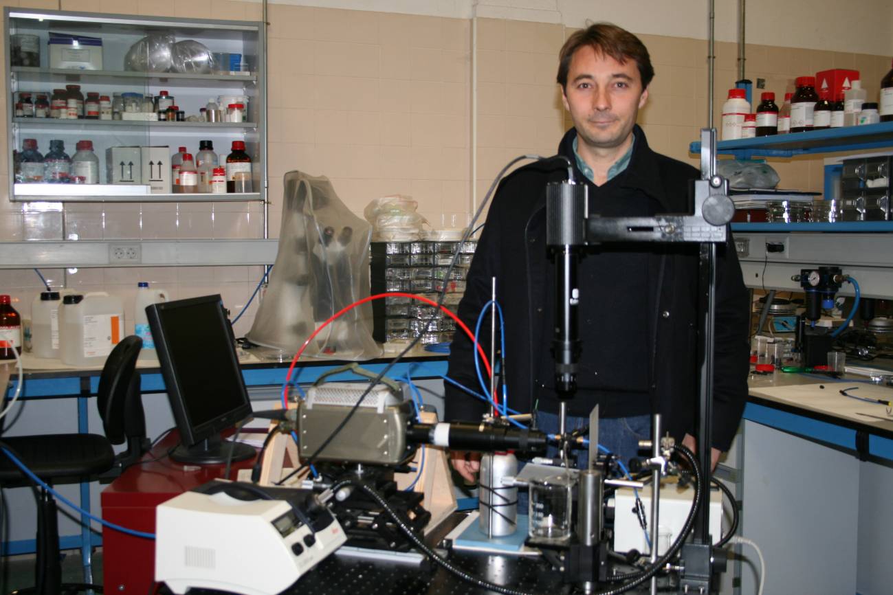 El  profesor José Manuel Gordillo en en el Laboratorio de Mecánica de Fluidos de la ETSI