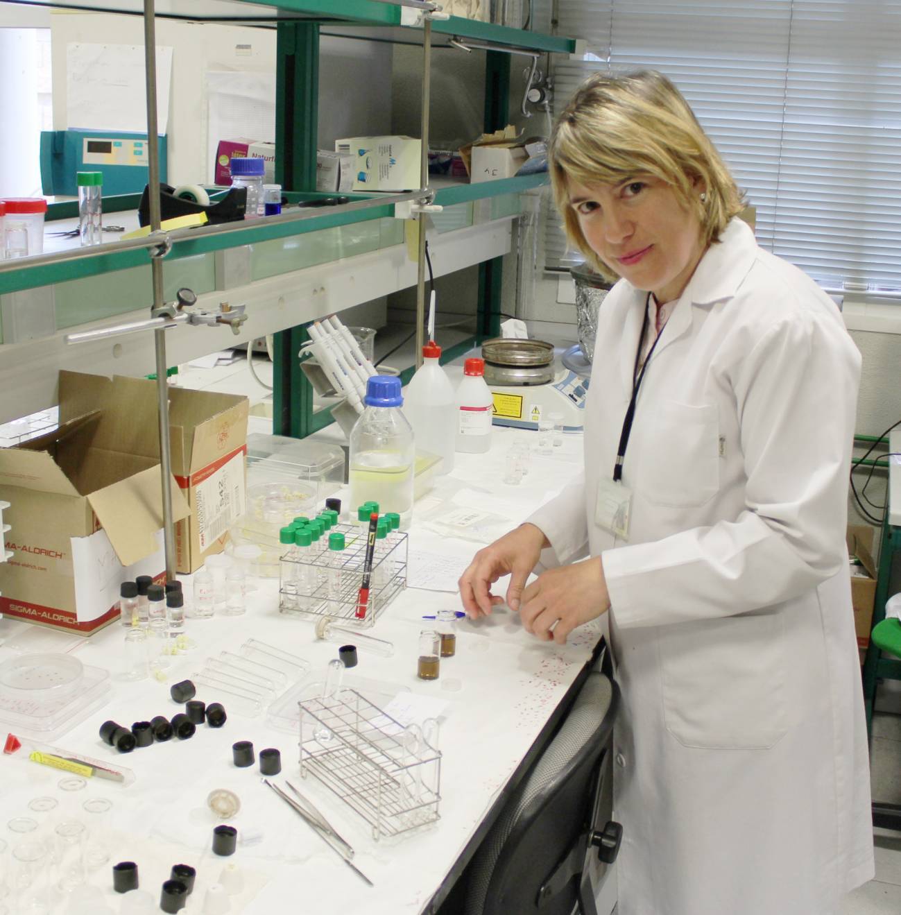 La investigadora del Instituto de Ciencia de Materiales de Sevilla Nuria Núñez, en el laboratorio / Fundación Descubre