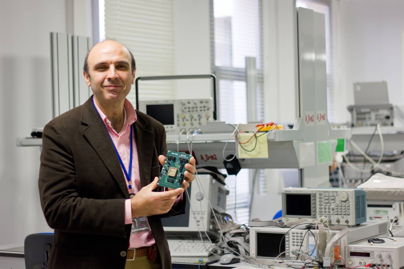 Antonio J. Acosta, investigador de la US en el proyecto europeo Moby Dic,sosteniendo la placa de test del circuito PWAG en el laboratorio del IMSE