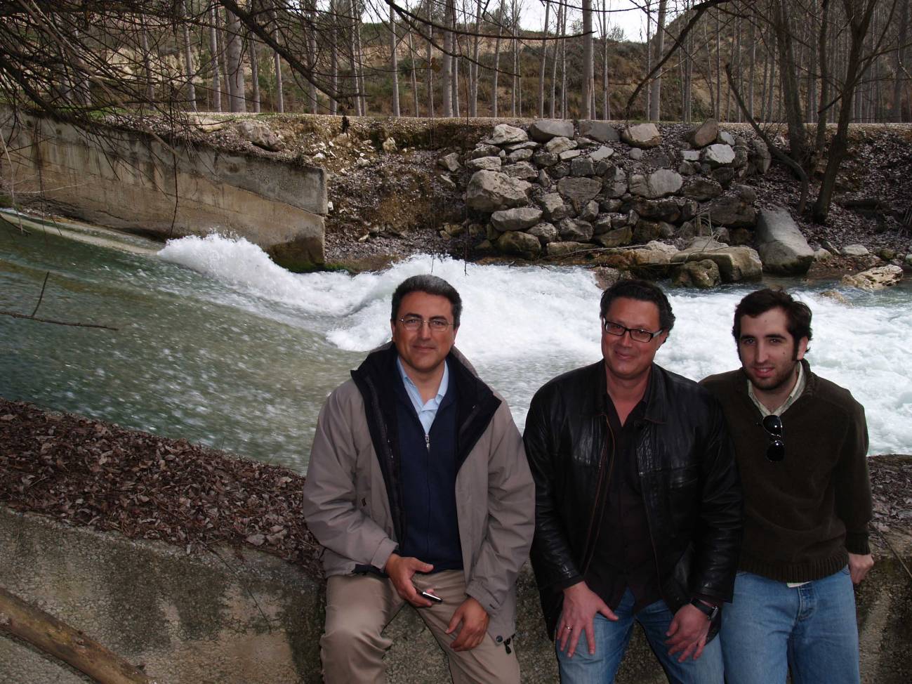 Los tres inventores de la Universidad de Granada: Fernando Delgado Ramos, José Antonio Moreno Pérez y Manuel Nuñez de Castro, con el río Castril al fondo. 