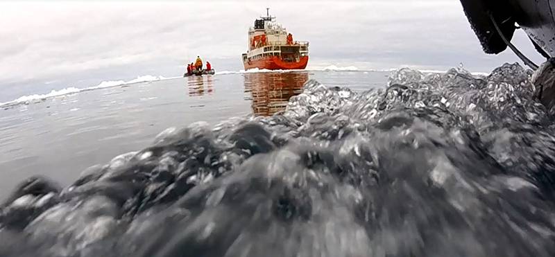 Buque de investigación en el océano Antártico