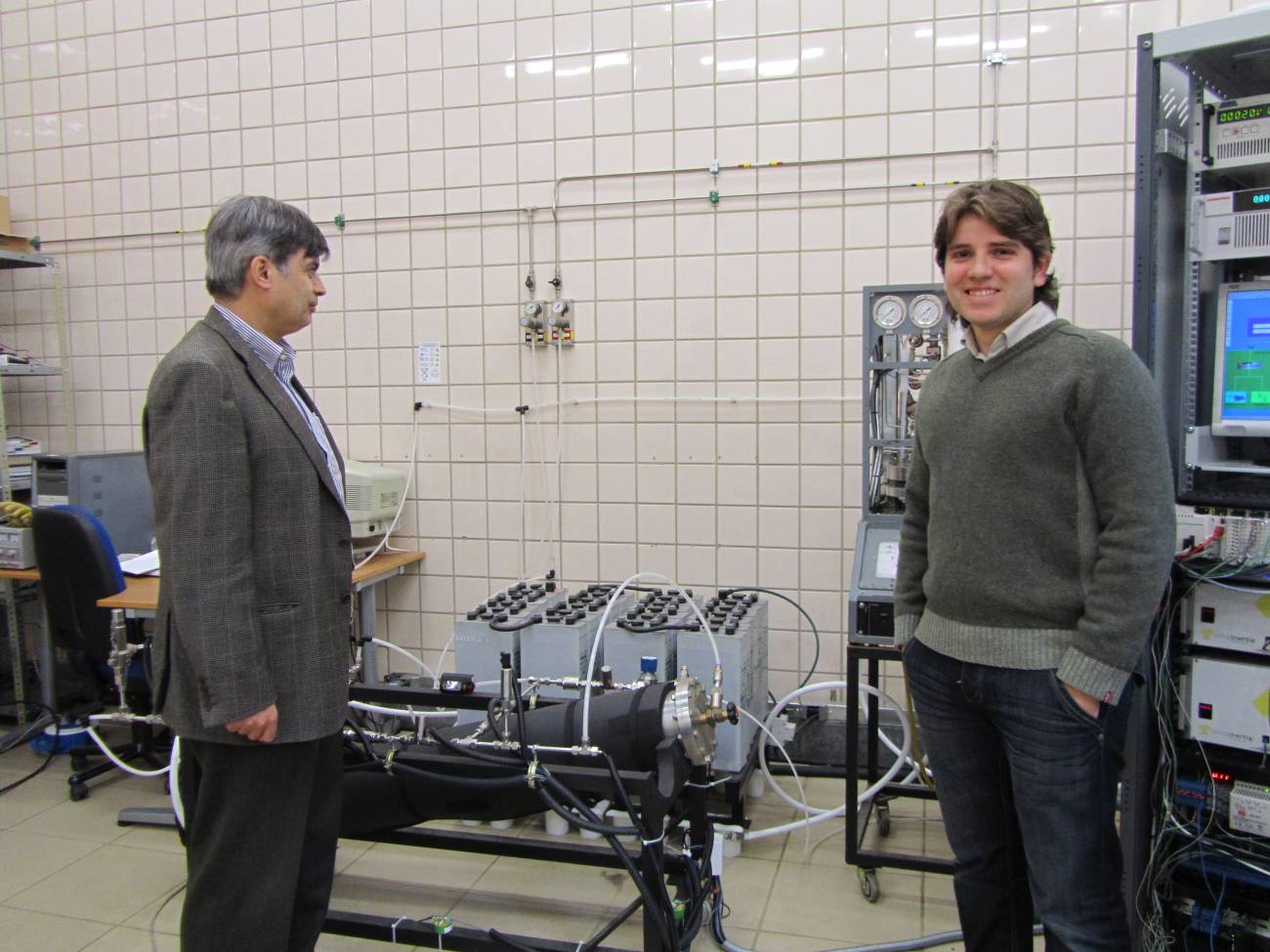 Los investigadores Felipe Rosa (izquierda) y Luis Valverde (derecha), en el laboratorio. Imagen: Fundación Descubre