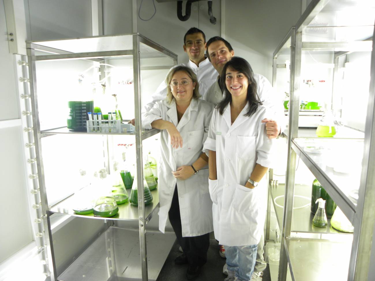 La profesora de la Universidad de Huelva Inés Garbayo (izqda.) junto al equipo de investigadores que ha realizado el estudio