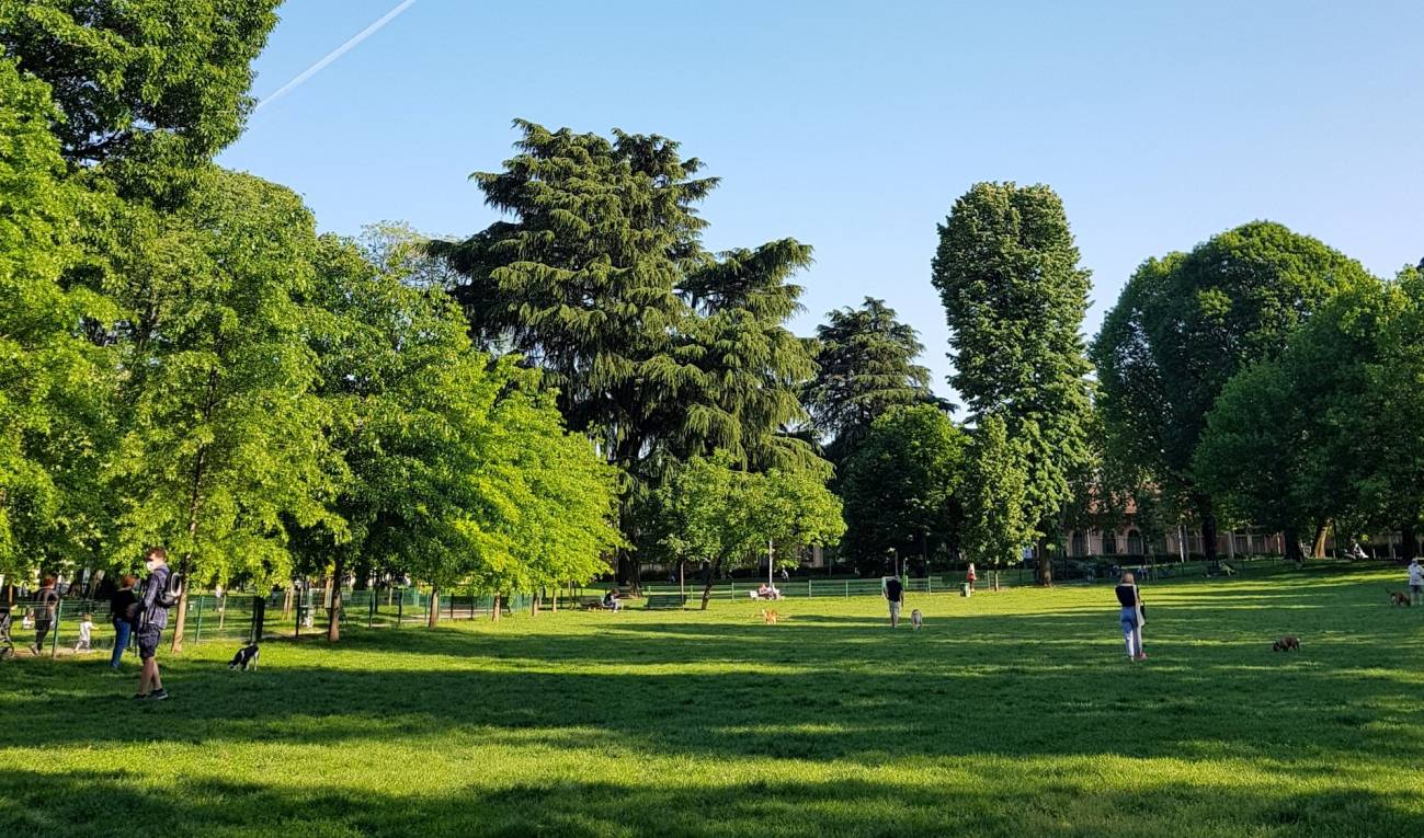 Fotografía de un amplio parque en Milán