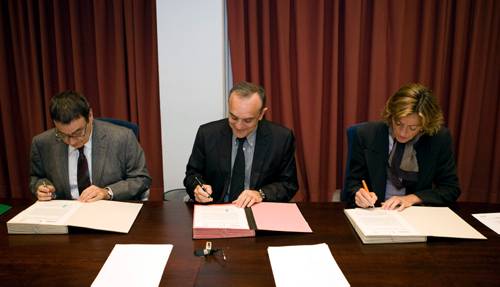 Momento de la firma del convenio de colaboración entre las tres entidades