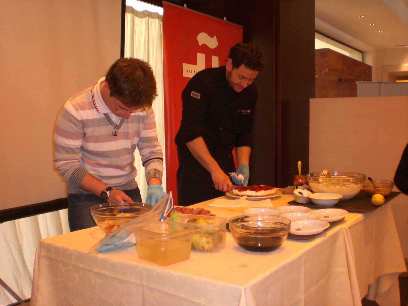 El cocinero Sergio Pérez con un participante del taller
