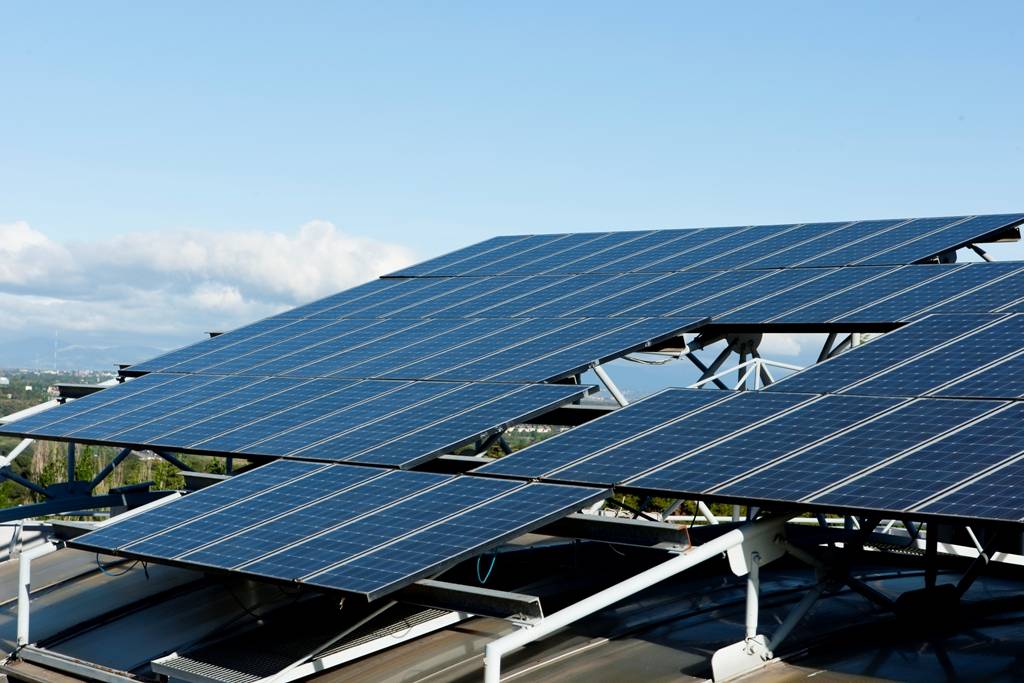 Sistema fotovoltaico conectado a la red instalado en la terraza del IES-UPM.